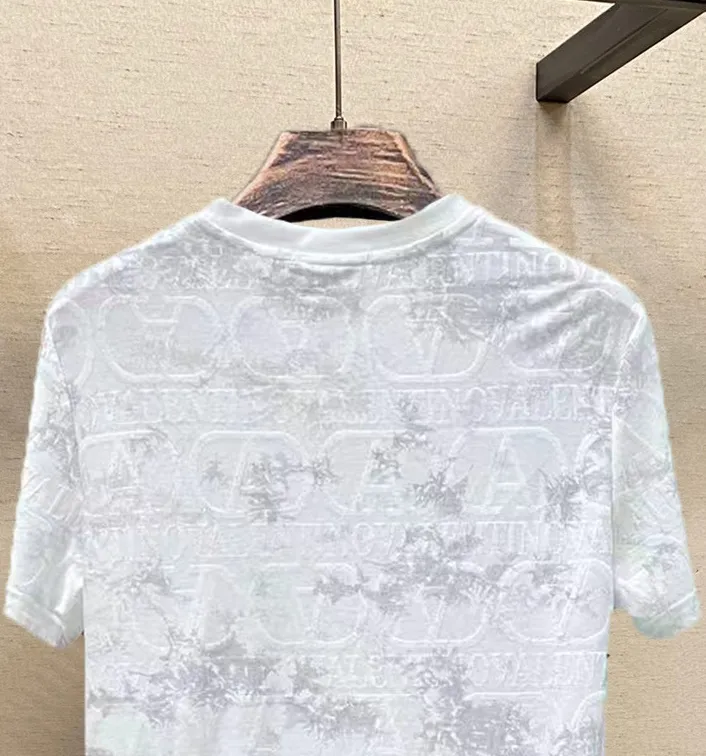 VLTN Valentino SS spring and summer top counter short-sleeved T-shirt (complete with 3 labels) is made of imported Tencel cotton + jacquard fabric, original counter fabric, super brand recognition, high street and exquisite style, it will definitely become the best choice for high street appearances, short-sleeved T-shirt for couples. The fabric is light and refreshing, has a strong say in texture and comfort, has a delicate feel, is comfortable to wear, and has a good upper body effect. The mercerized cotton fabric is very soft to the touch and cool on the upper body. This is the first time I have gotten such functional fabric in a long time. It is really good! It’s not a cheap style or material, you will definitely like it if you are trendy! Made with the fusion of top elements, the upper body comfort is unparalleled. It can be said that it is a must-have in summer, and it is more fashionable and can easily create a fashionable super item. It interprets your luxury and taste and creates your fashionable style and charm. Fashionable round neck chest T-shirt This T-shirt has exquisite craftsmanship and full design sense! The matching is trendy and stylish! The must-have item has an elegant upper body, looks good both inside and outside, and combines fashion and comfort. It looks like a basic couple's T-shirt, but it is not. It can be worn alone. There is no problem in wearing it for all seasons. The product is really, really good! It comes from the original factory, and there are not many pieces that you can count on your fingers. Whether you can own it depends on your hand speed. It is flat and snug and not easy to deform. The brand logo remains the same, creating an alternative luxury fashion atmosphere and becoming a new concept for SS. Available in two colors: White Black Sizes: M L XL 2XL 3XL